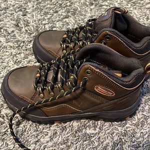 Boys waterproof boots size 1 in like new condition!